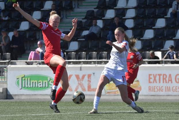 27.04.2025, Fussball, GER, 2. FRAUEN-BUNDESLIGA, Saison 2024 2025, 23. Spieltag, TÖNNIES-ARENA, RHEDA-WIEDENBRÜCK FSV Gütersloh - SC Freiburg II 0 : 4 Lilly Stojan (FSV Gütersloh, links) gegen Weena Simmen (SC Freiburg II), Aktion, Duell, Zweikampf
