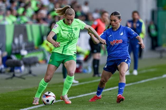 v.li.: Sarai Linder (VfL Wolfsburg, 39) und Ereleta Memeti (TSG 1899 Hoffenheim, 7) im Zweikampf, Duell, Dynamik, Aktion, Action, Spielszene, DIE DFB-RICHTLINIEN UNTERSAGEN JEGLICHE NUTZUNG VON FOTOS ALS SEQUENZBILDER UND ODER VIDEOÄHNLICHE FOTOSTRECKEN. DFB REGULATIONS PROHIBIT ANY USE OF PHOTOGRAPHS AS IMAGE SEQUENCES AND OR QUASI-VIDEO., 28.04.2025, Wolfsburg (Deutschland), Fussball, Google Pixel Frauen-Bundesliga, VfL Wolfsburg - TSG 1899 Hoffenheim