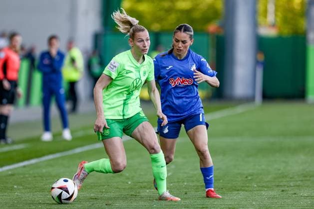 v.li.: Sarai Linder (VfL Wolfsburg, 39) und Ereleta Memeti (TSG 1899 Hoffenheim, 7) im Zweikampf, Duell, Dynamik, Aktion, Action, Spielszene, DIE DFB-RICHTLINIEN UNTERSAGEN JEGLICHE NUTZUNG VON FOTOS ALS SEQUENZBILDER UND ODER VIDEOÄHNLICHE FOTOSTRECKEN. DFB REGULATIONS PROHIBIT ANY USE OF PHOTOGRAPHS AS IMAGE SEQUENCES AND OR QUASI-VIDEO., 28.04.2025, Wolfsburg (Deutschland), Fussball, Google Pixel Frauen-Bundesliga, VfL Wolfsburg - TSG 1899 Hoffenheim