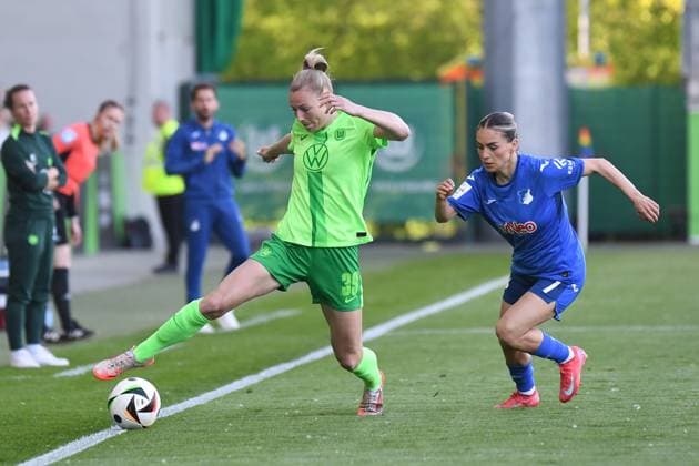 Fußball I Frauen I Saison 2024-2025 I Bundesliga I 20. Spieltag I VfL Wolfsburg - TSG Hoffenheim I 28.04.2025 Spielszene Sarai Linder (39, VfL Wolfsburg) streicht das rechte Bein weit aus, um den Ball vor dem Seitenaus zu retten, dabei wird sie von Ereleta Memeti (7, TSG Hoffenheim) angelaufen Wolfsburg AOK Stadion Niedersachsen Deutschland Copyright: xLobeca InesxHähnelx