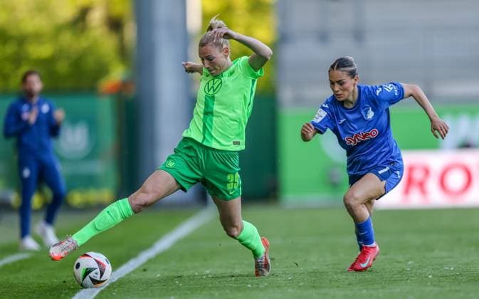 GER, Wolfsburg, Vfl Wolfsburg vs TSG Hoffenheim, Google Pixel Frauen Bundesliga, Fussball, DFB, Spielzeit 2024 2025, AOK-Stadion, 20. Spieltag, im Bild v.l.: Sarai Linder (Vfl Wolfsburg 39), Ereleta Memeti (TSG Hoffenheim 7) DFB DFL REGULATIONS PROHIBIT ANY USE OF PHOTOGRAPHS AS IMAGE SEQUENCES AND OR QUASI-VIDEO, 28.04.2025, Copyright: HMBxMedia HendrikxHamelau