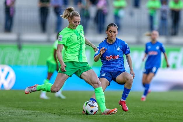 GER, Wolfsburg, Vfl Wolfsburg vs TSG Hoffenheim, Google Pixel Frauen Bundesliga, Fussball, DFB, Spielzeit 2024 2025, AOK-Stadion, 20. Spieltag, im Bild v.l.: Sarai Linder (Vfl Wolfsburg 39), Ereleta Memeti (TSG Hoffenheim 7) DFB DFL REGULATIONS PROHIBIT ANY USE OF PHOTOGRAPHS AS IMAGE SEQUENCES AND OR QUASI-VIDEO, 28.04.2025, Copyright: HMBxMedia HendrikxHamelau