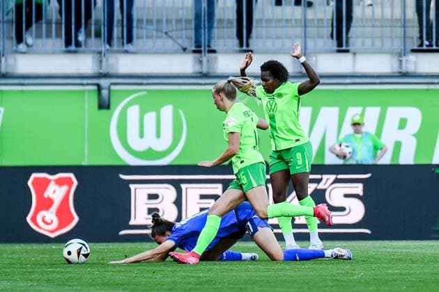 Fußball I Frauen I Saison 2024-2025 I Bundesliga I 20. Spieltag I VfL Wolfsburg - TSG Hoffenheim I 28.04.2025 Spielszene Franziska Harsch (17, TSG Hoffenheim) unterliegt im Kampf um den Ball gegen Ella Peddemors (5, VfL Wolfsburg) und Lineth Beerensteyn (9, VfL Wolfsburg). Wolfsburg AOK Stadion Niedersachsen Deutschland Copyright: xLobeca InesxHähnelx