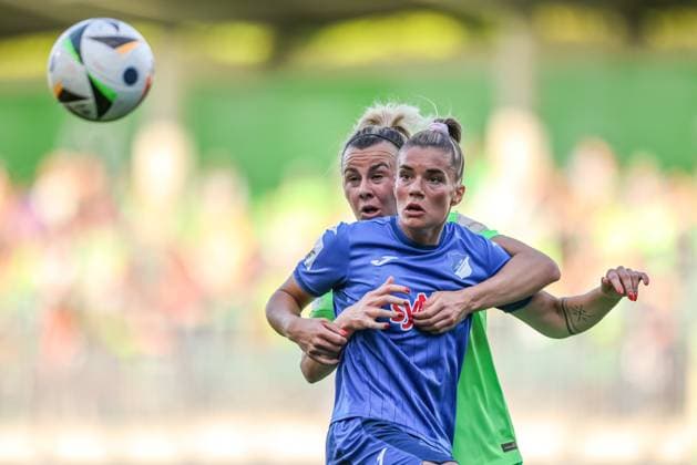 GER, Wolfsburg, Vfl Wolfsburg vs TSG Hoffenheim, Google Pixel Frauen Bundesliga, Fussball, DFB, Spielzeit 2024 2025, AOK-Stadion, 20. Spieltag, im Bild v.l.: Lena Lattwein (Vfl Wolfsburg 8), Selina Cerci (TSG Hoffenheim 29) DFB DFL REGULATIONS PROHIBIT ANY USE OF PHOTOGRAPHS AS IMAGE SEQUENCES AND OR QUASI-VIDEO, 28.04.2025, Copyright: HMBxMedia HendrikxHamelau