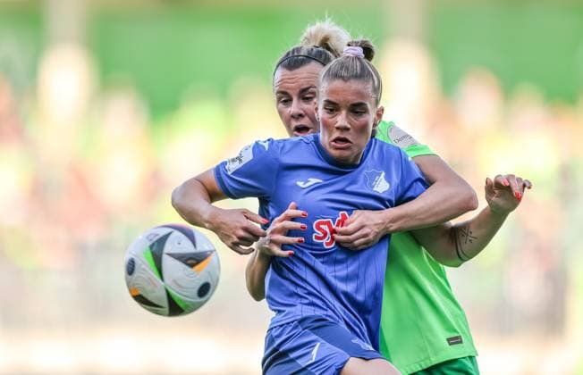 GER, Wolfsburg, Vfl Wolfsburg vs TSG Hoffenheim, Google Pixel Frauen Bundesliga, Fussball, DFB, Spielzeit 2024 2025, AOK-Stadion, 20. Spieltag, im Bild v.l.: Lena Lattwein (Vfl Wolfsburg 8), Selina Cerci (TSG Hoffenheim 29) DFB DFL REGULATIONS PROHIBIT ANY USE OF PHOTOGRAPHS AS IMAGE SEQUENCES AND OR QUASI-VIDEO, 28.04.2025, Copyright: HMBxMedia HendrikxHamelau