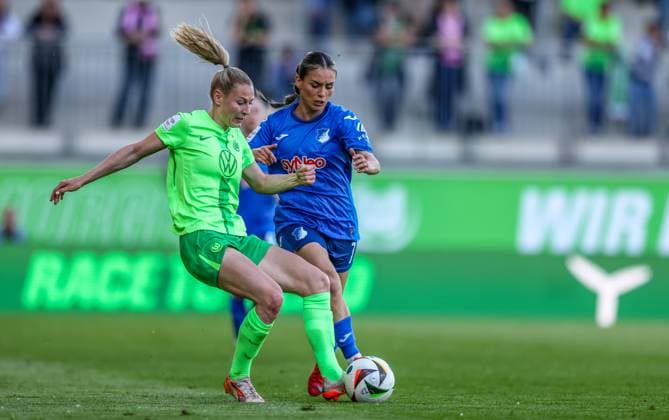 GER, Wolfsburg, Vfl Wolfsburg vs TSG Hoffenheim, Google Pixel Frauen Bundesliga, Fussball, DFB, Spielzeit 2024 2025, AOK-Stadion, 20. Spieltag, im Bild v.l.: Sarai Linder (Vfl Wolfsburg 39), Ereleta Memeti (TSG Hoffenheim 7) DFB DFL REGULATIONS PROHIBIT ANY USE OF PHOTOGRAPHS AS IMAGE SEQUENCES AND OR QUASI-VIDEO, 28.04.2025, Copyright: HMBxMedia HendrikxHamelau