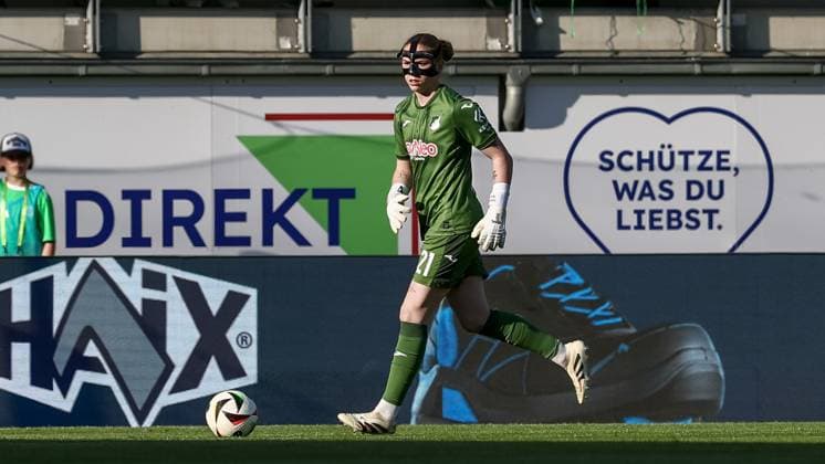 Laura Dick (Torhüterin, Torwart, TSG 1899 Hoffenheim, 21) am Ball, Freisteller, Einzelbild, Ganzkörper, Aktion, Action, Spielszene, DIE DFB-RICHTLINIEN UNTERSAGEN JEGLICHE NUTZUNG VON FOTOS ALS SEQUENZBILDER UND ODER VIDEOÄHNLICHE FOTOSTRECKEN. DFB REGULATIONS PROHIBIT ANY USE OF PHOTOGRAPHS AS IMAGE SEQUENCES AND OR QUASI-VIDEO., 28.04.2025, Wolfsburg (Deutschland), Fussball, Google Pixel Frauen-Bundesliga, VfL Wolfsburg - TSG 1899 Hoffenheim