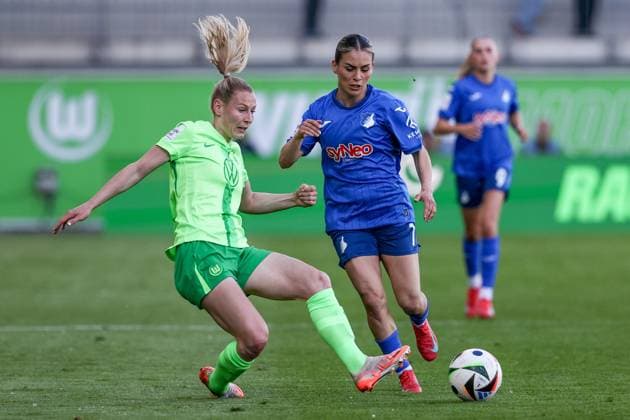 v.li.: Sarai Linder (VfL Wolfsburg, 39) und Ereleta Memeti (TSG 1899 Hoffenheim, 7) im Zweikampf, Duell, Dynamik, Aktion, Action, Spielszene, DIE DFB-RICHTLINIEN UNTERSAGEN JEGLICHE NUTZUNG VON FOTOS ALS SEQUENZBILDER UND ODER VIDEOÄHNLICHE FOTOSTRECKEN. DFB REGULATIONS PROHIBIT ANY USE OF PHOTOGRAPHS AS IMAGE SEQUENCES AND OR QUASI-VIDEO., 28.04.2025, Wolfsburg (Deutschland), Fussball, Google Pixel Frauen-Bundesliga, VfL Wolfsburg - TSG 1899 Hoffenheim