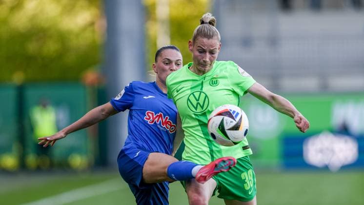 v.li.: Jill Janssens (TSG 1899 Hoffenheim, 9) und Sarai Linder (VfL Wolfsburg, 39) im Zweikampf, Duell, Dynamik, Aktion, Action, Spielszene, DIE DFB-RICHTLINIEN UNTERSAGEN JEGLICHE NUTZUNG VON FOTOS ALS SEQUENZBILDER UND ODER VIDEOÄHNLICHE FOTOSTRECKEN. DFB REGULATIONS PROHIBIT ANY USE OF PHOTOGRAPHS AS IMAGE SEQUENCES AND OR QUASI-VIDEO., 28.04.2025, Wolfsburg (Deutschland), Fussball, Google Pixel Frauen-Bundesliga, VfL Wolfsburg - TSG 1899 Hoffenheim