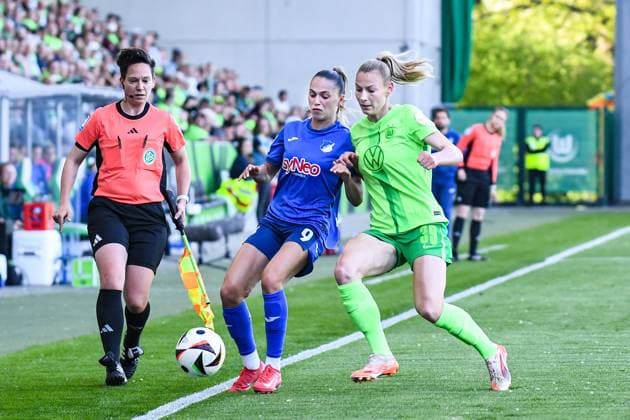 Fußball I Frauen I Saison 2024-2025 I Bundesliga I 20. Spieltag I VfL Wolfsburg - TSG Hoffenheim I 28.04.2025 Jill Janssens (9, TSG Hoffenheim) im Zweikampf gegen Sarai Linder (39, VfL Wolfsburg) um den Ball, links Schiedsrichter-Assistentin Alessa Plass Wolfsburg AOK Stadion Niedersachsen Deutschland Copyright: xLobeca InesxHähnelx