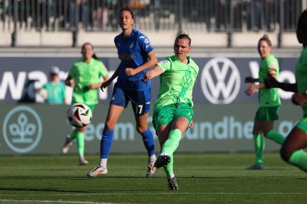 VfL vs. Hoffenheim, BL Frauen Wolfsburg, 28.04.2025, FUßBALL - VfL Wolfsburg vs. TSG 1899 Hoffenheim, Google Pixel Frauen-Bundesliga, Saison 2024 25. Alexandra Popp (VfL Wolfsburg), Erleta Memeti (TSG 1899 Hoffenheim) Wolfsburg