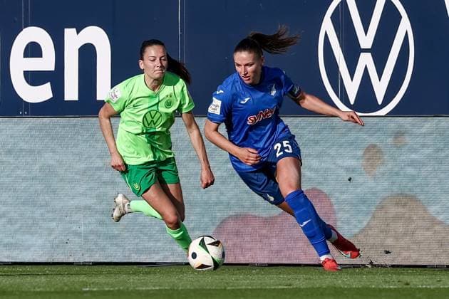 v.li.: Joelle Wedemeyer (VfL Wolfsburg, 24) und Melissa Kössler (TSG 1899 Hoffenheim, 25) im Zweikampf, Duell, Dynamik, Aktion, Action, Spielszene, DIE DFB-RICHTLINIEN UNTERSAGEN JEGLICHE NUTZUNG VON FOTOS ALS SEQUENZBILDER UND ODER VIDEOÄHNLICHE FOTOSTRECKEN. DFB REGULATIONS PROHIBIT ANY USE OF PHOTOGRAPHS AS IMAGE SEQUENCES AND OR QUASI-VIDEO., 28.04.2025, Wolfsburg (Deutschland), Fussball, Google Pixel Frauen-Bundesliga, VfL Wolfsburg - TSG 1899 Hoffenheim