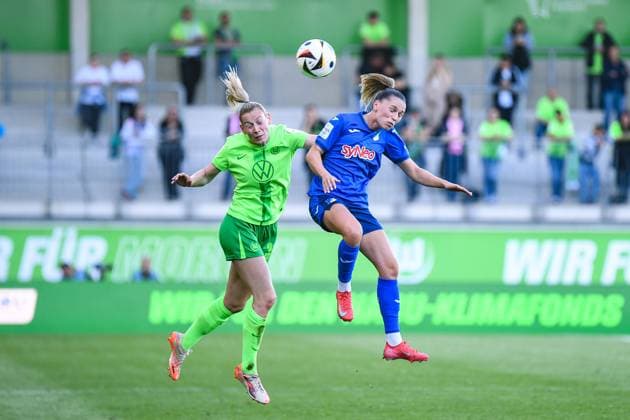 Fußball I Frauen I Saison 2024-2025 I Bundesliga I 20. Spieltag I VfL Wolfsburg - TSG Hoffenheim I 28.04.2025 Zweikampf in der Luft um den Ball zwischen Sarai Linder (39, VfL Wolfsburg) und Jill Janssens (9, TSG Hoffenheim) Wolfsburg AOK Stadion Niedersachsen Deutschland Copyright: xLobeca InesxHähnelx