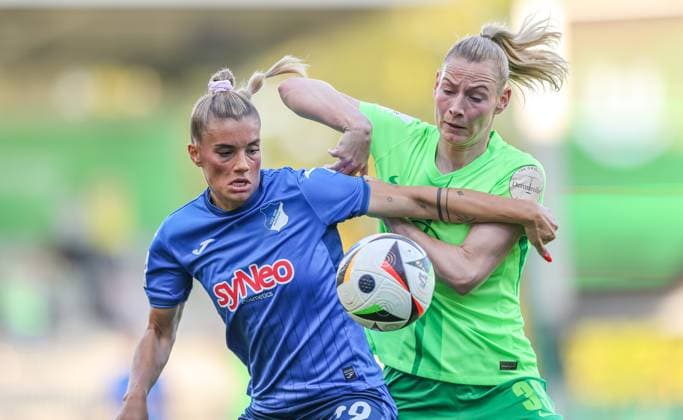 GER, Wolfsburg, Vfl Wolfsburg vs TSG Hoffenheim, Google Pixel Frauen Bundesliga, Fussball, DFB, Spielzeit 2024 2025, AOK-Stadion, 20. Spieltag, im Bild v.l.: Selina Cerci (TSG Hoffenheim 29), Sarai Linder (Vfl Wolfsburg 39) DFB DFL REGULATIONS PROHIBIT ANY USE OF PHOTOGRAPHS AS IMAGE SEQUENCES AND OR QUASI-VIDEO, 28.04.2025, Copyright: HMBxMedia HendrikxHamelau