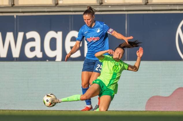 GER, Wolfsburg, Vfl Wolfsburg vs TSG Hoffenheim, Google Pixel Frauen Bundesliga, Fussball, DFB, Spielzeit 2024 2025, AOK-Stadion, 20. Spieltag, im Bild v.l.: Melissa Kössler (TSG Hoffenheim 25), Joelle Wedemeyer (Vfl Wolfsburg 24) im Zweikampf DFB DFL REGULATIONS PROHIBIT ANY USE OF PHOTOGRAPHS AS IMAGE SEQUENCES AND OR QUASI-VIDEO, 28.04.2025, Copyright: HMBxMedia HendrikxHamelau