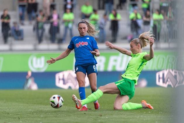 Jill Janssens (TSG Hoffenheim, 09) im Zweikampf mit Sarai Linder (VfL Wolfsburg, 39), GER, VfL Wolfsburg vs TSG 1899 Hoffenheim, Fussball Google Pixel Frauen Bundesliga, 20. Spieltag, Saison 2024 2025, 28.04.2025 DFB regulations prohibit any use of photographs as image sequences and or quasi-video GER, VfL Wolfsburg vs TSG 1899 Hoffenheim, Fussball Google Pixel Frauen Bundesliga, 20. Spieltag, Saison 2024 2025, 28.04.2025 Wolfsburg Copyright: xEibner-Pressefoto Memmlerx EP_MMR