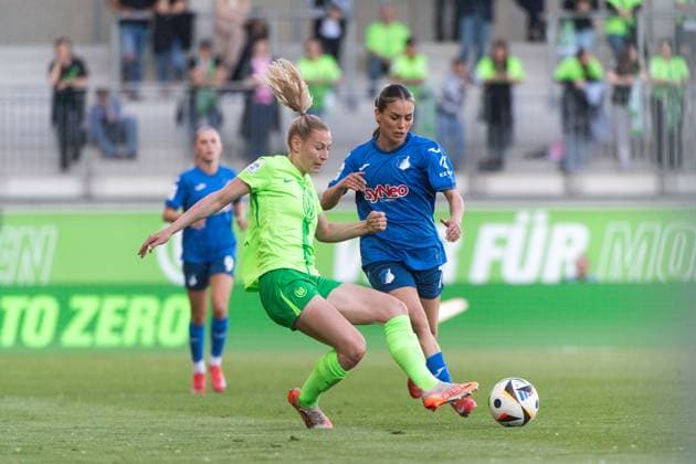 Ereleta Memeti (TSG Hoffenheim, 07) im Zweikampf mit Sarai Linder (VfL Wolfsburg, 39), GER, VfL Wolfsburg vs TSG 1899 Hoffenheim, Fussball Google Pixel Frauen Bundesliga, 20. Spieltag, Saison 2024 2025, 28.04.2025 DFB regulations prohibit any use of photographs as image sequences and or quasi-video GER, VfL Wolfsburg vs TSG 1899 Hoffenheim, Fussball Google Pixel Frauen Bundesliga, 20. Spieltag, Saison 2024 2025, 28.04.2025 Wolfsburg Copyright: xEibner-Pressefoto Memmlerx EP_MMR