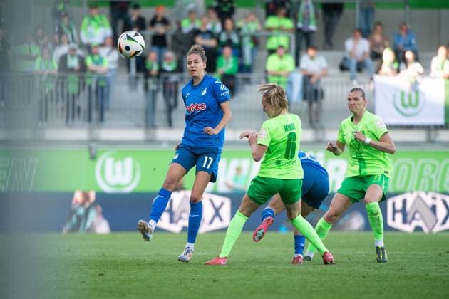 Franziska Harsch (TSG Hoffenheim, 17) im Zweikampf mit Janina Minge (VfL Wolfsburg, 06), GER, VfL Wolfsburg vs TSG 1899 Hoffenheim, Fussball Google Pixel Frauen Bundesliga, 20. Spieltag, Saison 2024 2025, 28.04.2025 DFB regulations prohibit any use of photographs as image sequences and or quasi-video GER, VfL Wolfsburg vs TSG 1899 Hoffenheim, Fussball Google Pixel Frauen Bundesliga, 20. Spieltag, Saison 2024 2025, 28.04.2025 Wolfsburg Copyright: xEibner-Pressefoto Memmlerx EP_MMR