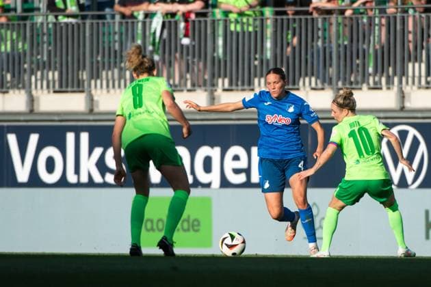 Lisann Kaut (TSG Hoffenheim, 04) im Zweikampf mit Svenja Huth (VfL Wolfsburg, 10), Lena Lattwein (VfL Wolfsburg, 08), GER, VfL Wolfsburg vs TSG 1899 Hoffenheim, Fussball Google Pixel Frauen Bundesliga, 20. Spieltag, Saison 2024 2025, 28.04.2025 DFB regulations prohibit any use of photographs as image sequences and or quasi-video GER, VfL Wolfsburg vs TSG 1899 Hoffenheim, Fussball Google Pixel Frauen Bundesliga, 20. Spieltag, Saison 2024 2025, 28.04.2025 Wolfsburg Copyright: xEibner-Pressefoto Memmlerx EP_MMR
