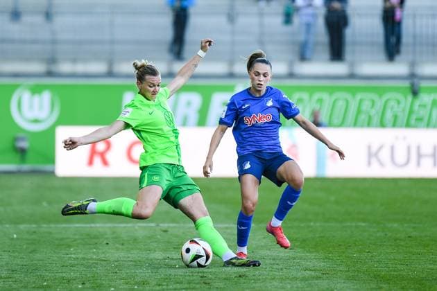 Fußball I Frauen I Saison 2024-2025 I Bundesliga I 20. Spieltag I VfL Wolfsburg - TSG Hoffenheim I 28.04.2025 Spielszene Alexandra Popp (11, VfL Wolfsburg) holt mit dem rechten Bein weit aus, um den Ball zu flanken, Jill Janssens (9, TSG Hoffenheim) läuft an, um den Ball zu blocken. Wolfsburg AOK Stadion Niedersachsen Deutschland Copyright: xLobeca InesxHähnelx