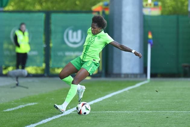 Fußball I Frauen I Saison 2024-2025 I Bundesliga I 20. Spieltag I VfL Wolfsburg - TSG Hoffenheim I 28.04.2025 Spielszene Lineth Beerensteyn (9, VfL Wolfsburg) stoppt den Ball kurz vor dem Seitenaus. Freisteller, Nahaufnahme, Porträt, Portrait, Einzelfoto, Einzelbild, Körper Wolfsburg AOK Stadion Niedersachsen Deutschland Copyright: xLobeca InesxHähnelx