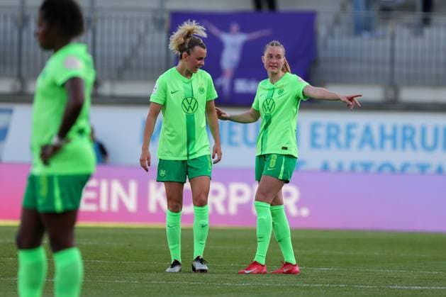 VfL vs. Hoffenheim, BL Frauen Wolfsburg, 28.04.2025, FUßBALL - VfL Wolfsburg vs. TSG 1899 Hoffenheim, Google Pixel Frauen-Bundesliga, Saison 2024 25. Lena Lattwein (VfL Wolfsburg), Janina Minge (VfL Wolfsburg) Wolfsburg