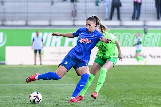 Fußball I Frauen I Saison 2024-2025 I Bundesliga I 20. Spieltag I VfL Wolfsburg - TSG Hoffenheim I 28.04.2025 Melissa Kössler (25, TSG Hoffenheim) spielt den Ball Freisteller, Nahaufnahme, Porträt, Portrait, Einzelfoto, Einzelbild, Körper Wolfsburg AOK Stadion Niedersachsen Deutschland Copyright: xLobeca InesxHähnelx