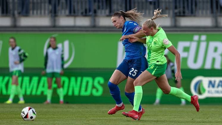 v.li.: Melissa Kössler (TSG 1899 Hoffenheim, 25) und Ella Peddemors (VfL Wolfsburg, 5) im Zweikampf, Duell, Dynamik, Aktion, Action, Spielszene, DIE DFB-RICHTLINIEN UNTERSAGEN JEGLICHE NUTZUNG VON FOTOS ALS SEQUENZBILDER UND ODER VIDEOÄHNLICHE FOTOSTRECKEN. DFB REGULATIONS PROHIBIT ANY USE OF PHOTOGRAPHS AS IMAGE SEQUENCES AND OR QUASI-VIDEO., 28.04.2025, Wolfsburg (Deutschland), Fussball, Google Pixel Frauen-Bundesliga, VfL Wolfsburg - TSG 1899 Hoffenheim