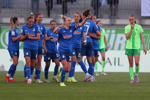 VfL vs. Hoffenheim, BL Frauen Wolfsburg, 28.04.2025, FUßBALL - VfL Wolfsburg vs. TSG 1899 Hoffenheim, Google Pixel Frauen-Bundesliga, Saison 2024 25. Vanessa Diehm (TSG 1899 Hoffenheim) jubelt mit der Mannschaft nach ihrem Tor zum 0:1 Wolfsburg