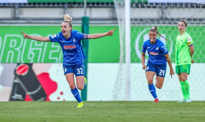 GER, Wolfsburg, Vfl Wolfsburg vs TSG Hoffenheim, Google Pixel Frauen Bundesliga, Fussball, DFB, Spielzeit 2024 2025, AOK-Stadion, 20. Spieltag, im Bild: Vanessa Diehm (TSG Hoffenheim 32) erzielt das Tor zum 1:0 für Hoffenheim gegen Wolfsburg und jubelt mit dem Team DFB DFL REGULATIONS PROHIBIT ANY USE OF PHOTOGRAPHS AS IMAGE SEQUENCES AND OR QUASI-VIDEO, 28.04.2025, Copyright: HMBxMedia HendrikxHamelau