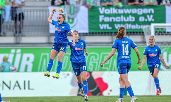 GER, Wolfsburg, Vfl Wolfsburg vs TSG Hoffenheim, Google Pixel Frauen Bundesliga, Fussball, DFB, Spielzeit 2024 2025, AOK-Stadion, 20. Spieltag, im Bild: Vanessa Diehm (TSG Hoffenheim 32) erzielt das Tor zum 1:0 für Hoffenheim gegen Wolfsburg und jubelt mit dem Team DFB DFL REGULATIONS PROHIBIT ANY USE OF PHOTOGRAPHS AS IMAGE SEQUENCES AND OR QUASI-VIDEO, 28.04.2025, Copyright: HMBxMedia HendrikxHamelau