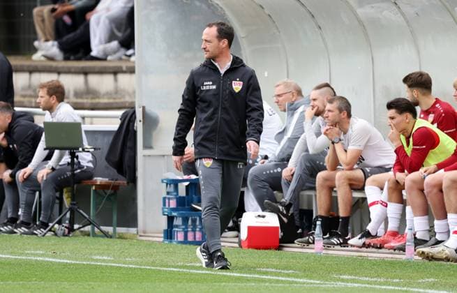 26.04.25 U19 VfB Stuttgart - U19 1. FC Köln Deutschland, Stuttgart, 26.04.2025, Fussball, U19-DFB-Nachwuchsliga, Achtelfinale, U19 VfB Stuttgart - U19 1. FC Köln (3:4 n.V.): Nico Willig (Trainer VfB Stuttgart).