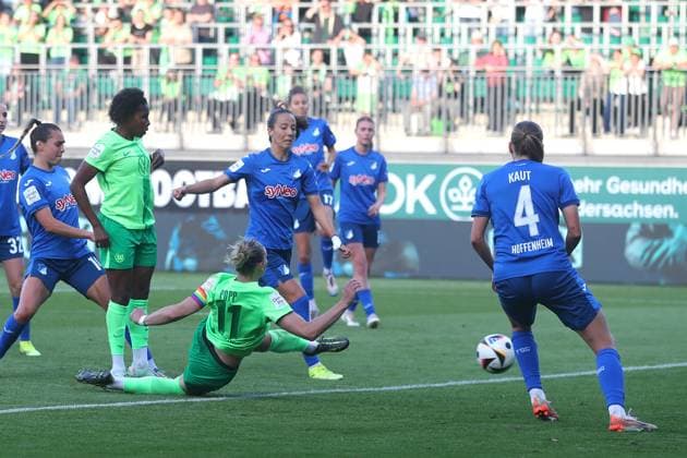 VfL vs. Hoffenheim, BL Frauen Wolfsburg, 28.04.2025, FUßBALL - VfL Wolfsburg vs. TSG 1899 Hoffenheim, Google Pixel Frauen-Bundesliga, Saison 2024 25. Alexandra Popp (VfL Wolfsburg) schießt Tor zum 1:1 Wolfsburg