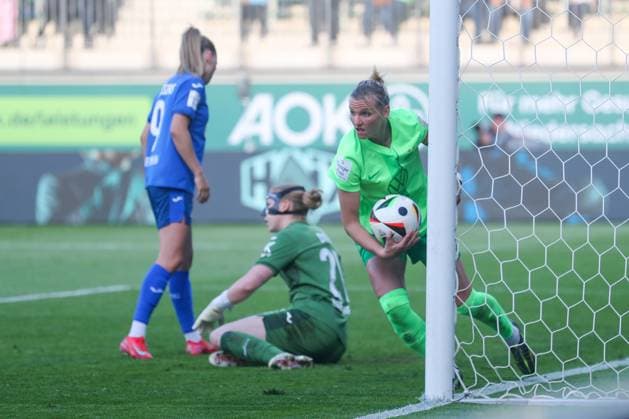 VfL vs. Hoffenheim, BL Frauen Wolfsburg, 28.04.2025, FUßBALL - VfL Wolfsburg vs. TSG 1899 Hoffenheim, Google Pixel Frauen-Bundesliga, Saison 2024 25. Alexandra Popp (VfL Wolfsburg) jubelt nach ihrem Tor zum 1:1, Jill Janssens (TSG 1899 Hoffenheim), Torfrau Laura Dick (TSG 1899 Hoffenheim) Wolfsburg