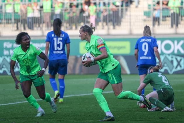 VfL vs. Hoffenheim, BL Frauen Wolfsburg, 28.04.2025, FUßBALL - VfL Wolfsburg vs. TSG 1899 Hoffenheim, Google Pixel Frauen-Bundesliga, Saison 2024 25. Alexandra Popp (VfL Wolfsburg) jubelt mit Lineth Beerensteyn (VfL Wolfsburg) nach ihrem Tor zum 1:1 Wolfsburg