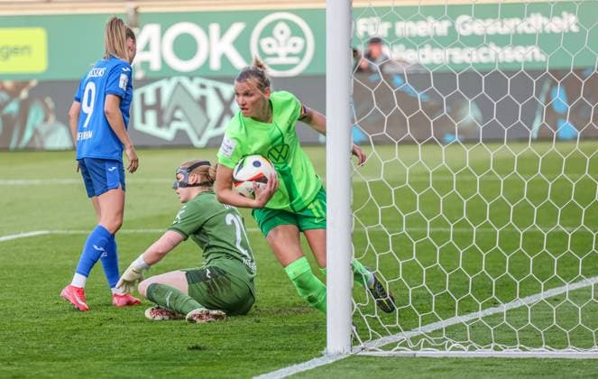 Sport Bilder des Tages GER, Wolfsburg, Vfl Wolfsburg vs TSG Hoffenheim, Google Pixel Frauen Bundesliga, Fussball, DFB, Spielzeit 2024 2025, AOK-Stadion, 20. Spieltag, im Bild: Alexandra Popp (Vfl Wolfsburg 11) erzielt das Tor zum 1:1 DFB DFL REGULATIONS PROHIBIT ANY USE OF PHOTOGRAPHS AS IMAGE SEQUENCES AND OR QUASI-VIDEO, 28.04.2025, Copyright: HMBxMedia HendrikxHamelau