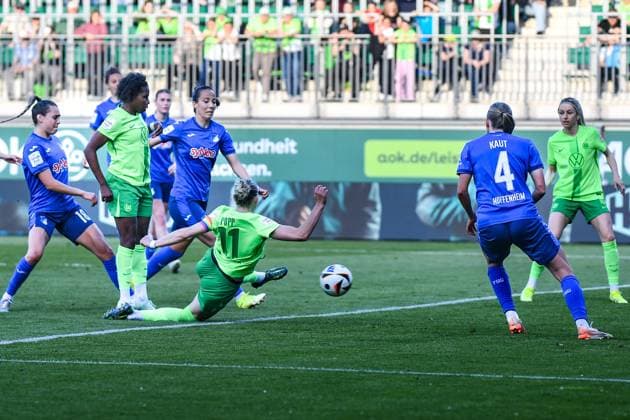Fußball I Frauen I Saison 2024-2025 I Bundesliga I 20. Spieltag I VfL Wolfsburg - TSG Hoffenheim I 28.04.2025 Tor VfL Wolfsburg, Alexandra Popp (11, VfL Wolfsburg) erzielt im Fallen das Tor zum 1:1 Ausgleich. Wolfsburg AOK Stadion Niedersachsen Deutschland Copyright: xLobeca InesxHähnelx