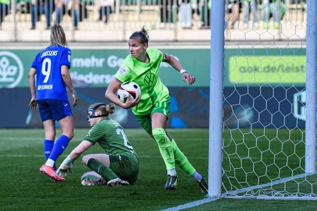 Fußball I Frauen I Saison 2024-2025 I Bundesliga I 20. Spieltag I VfL Wolfsburg - TSG Hoffenheim I 28.04.2025 Torjubel Alexandra Popp (11, VfL Wolfsburg) holt den Ball nach dem 1:1 Ausgleich persönlich aus dem Tor, Laura Johanna Dick (21, TSG Hoffenheim) Seitz noch geschlagen am Boden Wolfsburg AOK Stadion Niedersachsen Deutschland Copyright: xLobeca InesxHähnelx