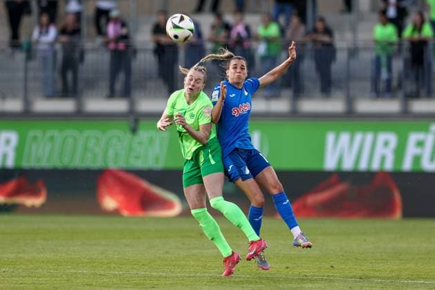 v.li.: Janina Minge (VfL Wolfsburg, 6) und Julia Hickelsberger (TSG 1899 Hoffenheim, 18) im Kopfballduell, Kopfball, Zweikampf, Action, Aktion, Spielszene, DIE DFB-RICHTLINIEN UNTERSAGEN JEGLICHE NUTZUNG VON FOTOS ALS SEQUENZBILDER UND ODER VIDEOÄHNLICHE FOTOSTRECKEN. DFB REGULATIONS PROHIBIT ANY USE OF PHOTOGRAPHS AS IMAGE SEQUENCES AND OR QUASI-VIDEO., 28.04.2025, Wolfsburg (Deutschland), Fussball, Google Pixel Frauen-Bundesliga, VfL Wolfsburg - TSG 1899 Hoffenheim