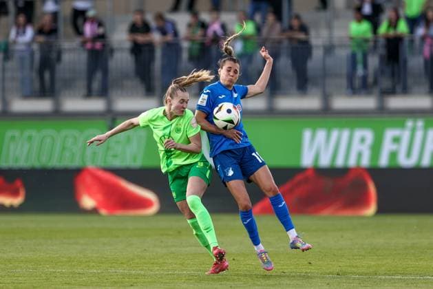 v.li.: Janina Minge (VfL Wolfsburg, 6) und Julia Hickelsberger (TSG 1899 Hoffenheim, 18) im Kopfballduell, Kopfball, Zweikampf, Action, Aktion, Spielszene, DIE DFB-RICHTLINIEN UNTERSAGEN JEGLICHE NUTZUNG VON FOTOS ALS SEQUENZBILDER UND ODER VIDEOÄHNLICHE FOTOSTRECKEN. DFB REGULATIONS PROHIBIT ANY USE OF PHOTOGRAPHS AS IMAGE SEQUENCES AND OR QUASI-VIDEO., 28.04.2025, Wolfsburg (Deutschland), Fussball, Google Pixel Frauen-Bundesliga, VfL Wolfsburg - TSG 1899 Hoffenheim