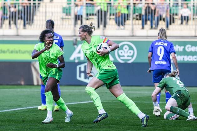 Fußball I Frauen I Saison 2024-2025 I Bundesliga I 20. Spieltag I VfL Wolfsburg - TSG Hoffenheim I 28.04.2025 Torjubel Lineth Beerensteyn (9, VfL Wolfsburg) schreit ihre Freude über den Ausgleich von Alexandra Popp (11, VfL Wolfsburg), die den Ball in der Hand hat, heraus. Wolfsburg AOK Stadion Niedersachsen Deutschland Copyright: xLobeca InesxHähnelx