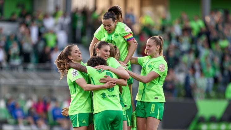 Bilder des Jahres 2025, Sport 04 April Sport Bilder des Tages Spielerinnen vom VfL Wolfsburg mit Torjubel, Jubel, jubeln, jubelt, optimistisch, Spielszene, Highlight, Freude über das Tor zum 2:1, DIE DFB-RICHTLINIEN UNTERSAGEN JEGLICHE NUTZUNG VON FOTOS ALS SEQUENZBILDER UND ODER VIDEOÄHNLICHE FOTOSTRECKEN. DFB REGULATIONS PROHIBIT ANY USE OF PHOTOGRAPHS AS IMAGE SEQUENCES AND OR QUASI-VIDEO., 28.04.2025, Wolfsburg (Deutschland), Fussball, Google Pixel Frauen-Bundesliga, VfL Wolfsburg - TSG 1899 Hoffenheim *** VfL Wolfsburg players with goal celebration, cheering, jubilant, optimistic, game scene, highlight, joy about the goal to 2 1, THE DFB REGULATIONS PROHIBIT ANY USE OF PHOTOGRAPHS AS IMAGE SEQUENCES AND OR QUASI VIDEO , 28 04 2025, Wolfsburg Germany , Football, Google Pixel Womens Bundesliga, VfL Wolfsburg TSG 1899 Hoffenheim xobx