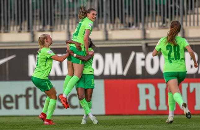 GER, Wolfsburg, Vfl Wolfsburg vs TSG Hoffenheim, Google Pixel Frauen Bundesliga, Fussball, DFB, Spielzeit 2024 2025, AOK-Stadion, 20. Spieltag, im Bild: Jule Brand (Vfl Wolfsburg 29) erzielt das Tor zum 2:1 gegen Hoffenheim DFB DFL REGULATIONS PROHIBIT ANY USE OF PHOTOGRAPHS AS IMAGE SEQUENCES AND OR QUASI-VIDEO, 28.04.2025, Copyright: HMBxMedia HendrikxHamelau