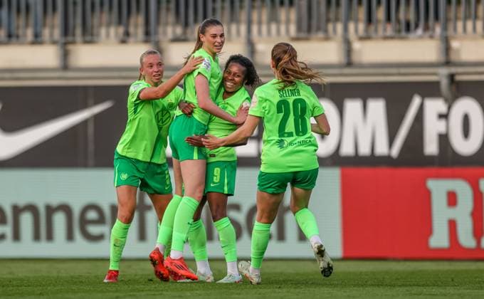 GER, Wolfsburg, Vfl Wolfsburg vs TSG Hoffenheim, Google Pixel Frauen Bundesliga, Fussball, DFB, Spielzeit 2024 2025, AOK-Stadion, 20. Spieltag, im Bild: Jule Brand (Vfl Wolfsburg 29) erzielt das Tor zum 2:1 gegen Hoffenheim, Torjubel DFB DFL REGULATIONS PROHIBIT ANY USE OF PHOTOGRAPHS AS IMAGE SEQUENCES AND OR QUASI-VIDEO, 28.04.2025, Copyright: HMBxMedia HendrikxHamelau