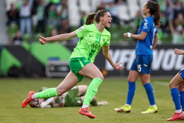 Torschützin Jule Brand (VfL Wolfsburg, 29) mit Torjubel, Jubel, jubeln, jubelt, optimistisch, Spielszene, Highlight, Freude über das Tor zum 2:1, DIE DFB-RICHTLINIEN UNTERSAGEN JEGLICHE NUTZUNG VON FOTOS ALS SEQUENZBILDER UND ODER VIDEOÄHNLICHE FOTOSTRECKEN. DFB REGULATIONS PROHIBIT ANY USE OF PHOTOGRAPHS AS IMAGE SEQUENCES AND OR QUASI-VIDEO., 28.04.2025, Wolfsburg (Deutschland), Fussball, Google Pixel Frauen-Bundesliga, VfL Wolfsburg - TSG 1899 Hoffenheim