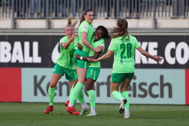 VfL vs. Hoffenheim, BL Frauen Wolfsburg, 28.04.2025, FUßBALL - VfL Wolfsburg vs. TSG 1899 Hoffenheim, Google Pixel Frauen-Bundesliga, Saison 2024 25. Jule Brand (VfL Wolfsburg) jubelt mit der Mannschaft nach ihrem Tor zum 2:1 Wolfsburg