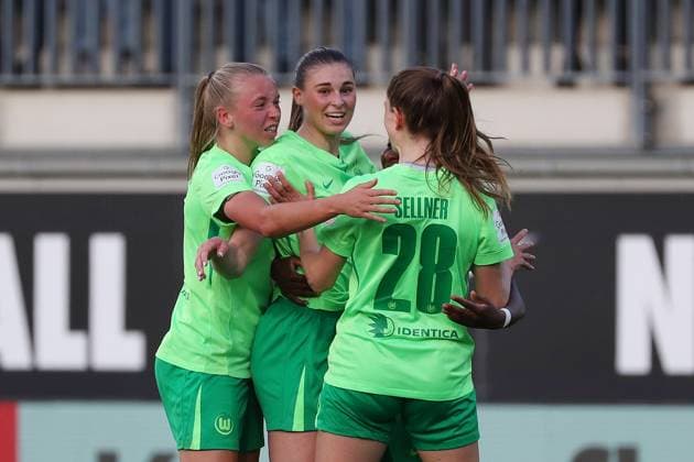 VfL vs. Hoffenheim, BL Frauen Wolfsburg, 28.04.2025, FUßBALL - VfL Wolfsburg vs. TSG 1899 Hoffenheim, Google Pixel Frauen-Bundesliga, Saison 2024 25. Jule Brand (VfL Wolfsburg) jubelt mit der Mannschaft nach ihrem Tor zum 2:1 Wolfsburg