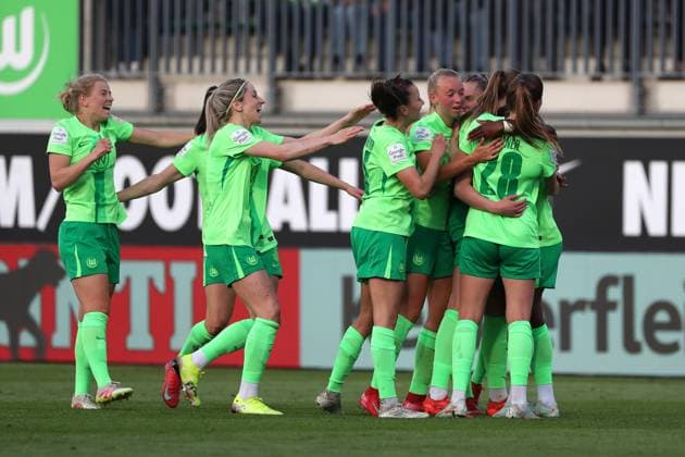VfL vs. Hoffenheim, BL Frauen Wolfsburg, 28.04.2025, FUßBALL - VfL Wolfsburg vs. TSG 1899 Hoffenheim, Google Pixel Frauen-Bundesliga, Saison 2024 25. Jule Brand (VfL Wolfsburg) jubelt mit der Mannschaft nach ihrem Tor zum 2:1 Wolfsburg
