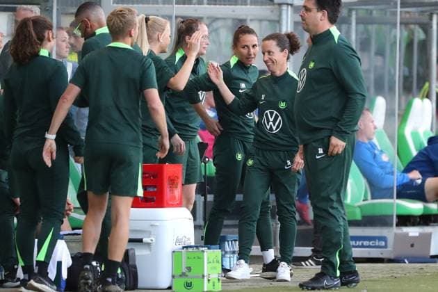 VfL vs. Hoffenheim, BL Frauen Wolfsburg, 28.04.2025, FUßBALL - VfL Wolfsburg vs. TSG 1899 Hoffenheim, Google Pixel Frauen-Bundesliga, Saison 2024 25. Schlussjubel, Interimstrainerin Sabrina Eckhoff (VfL Wolfsburg) Wolfsburg