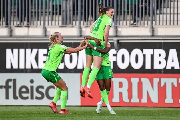 Fußball I Frauen I Saison 2024-2025 I Bundesliga I 20. Spieltag I VfL Wolfsburg - TSG Hoffenheim I 28.04.2025 Torjubel Lineth Beerensteyn (9, VfL Wolfsburg) lässt Jule Brand (29, VfL Wolfsburg) hochjubeln, nachdem diese das Tor zum 2:1 erzielt und den VfL auf die Siegerstrecke schickt Wolfsburg AOK Stadion Niedersachsen Deutschland Copyright: xLobeca InesxHähnelx